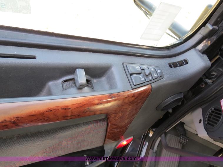 image for item B4564 2004 Volvo VNL semi truck