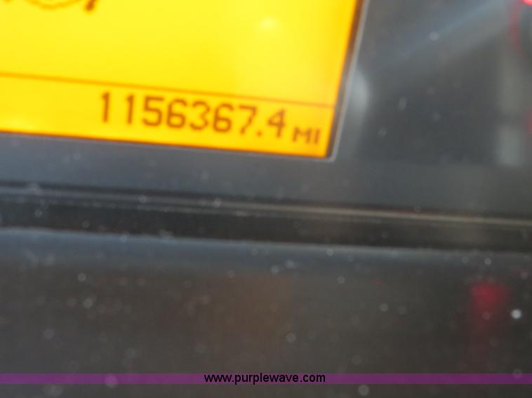 image for item B4564 2004 Volvo VNL semi truck