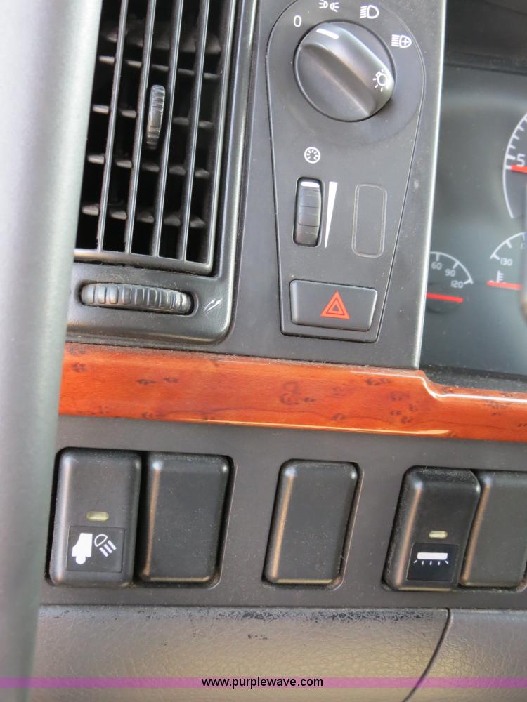 image for item B4564 2004 Volvo VNL semi truck