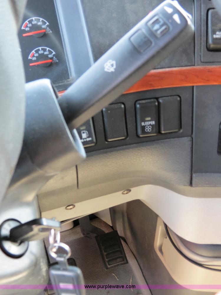 image for item B4564 2004 Volvo VNL semi truck