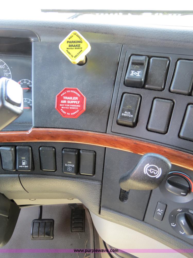 image for item B4564 2004 Volvo VNL semi truck