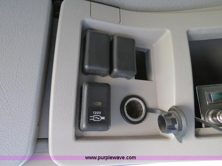 image for item B4564 2004 Volvo VNL semi truck