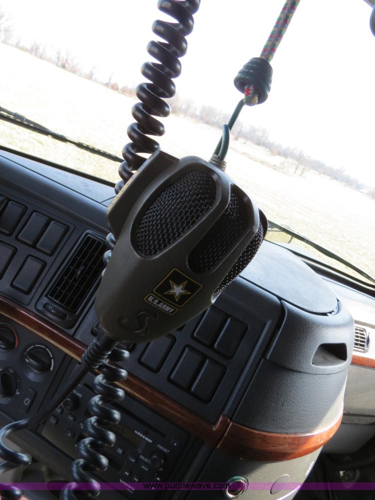 image for item B4564 2004 Volvo VNL semi truck