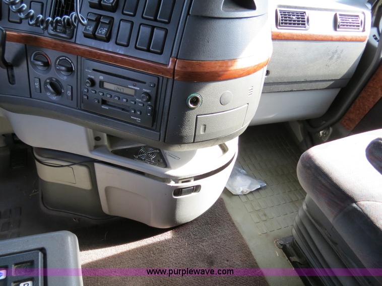 image for item B4564 2004 Volvo VNL semi truck