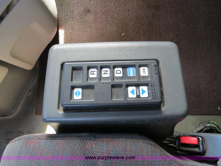 image for item B4564 2004 Volvo VNL semi truck