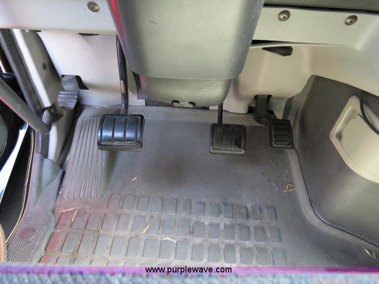 image for item B4564 2004 Volvo VNL semi truck