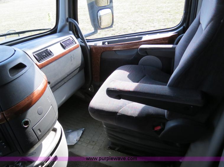 image for item B4564 2004 Volvo VNL semi truck