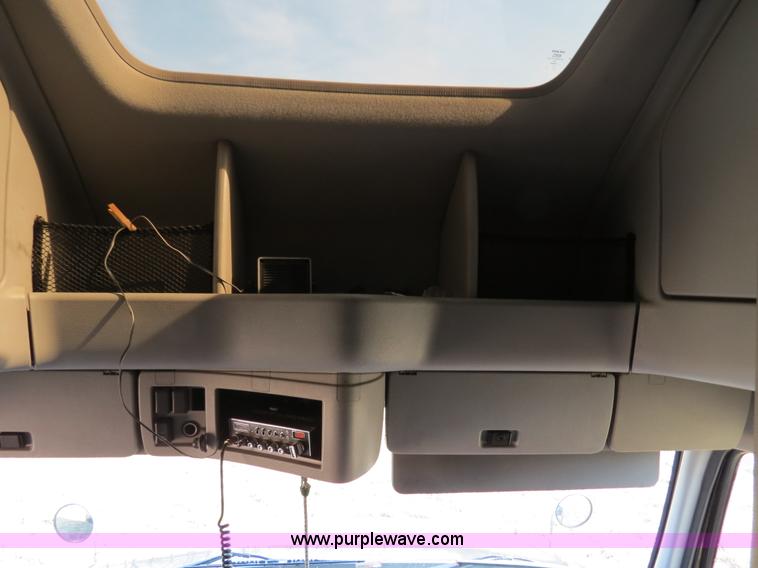 image for item B4564 2004 Volvo VNL semi truck