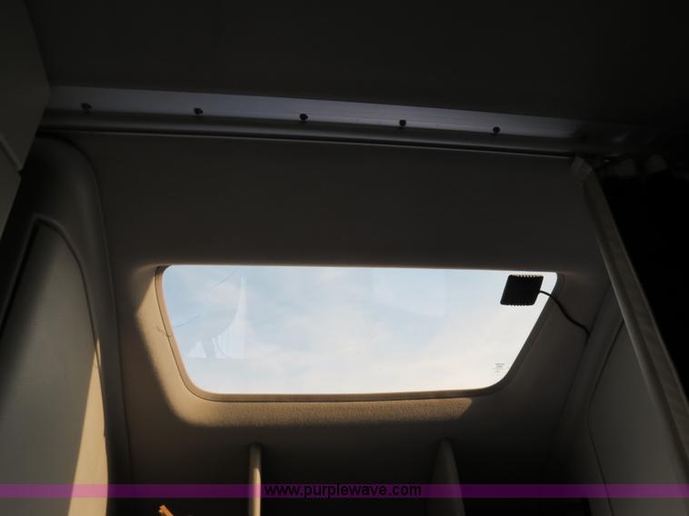 image for item B4564 2004 Volvo VNL semi truck