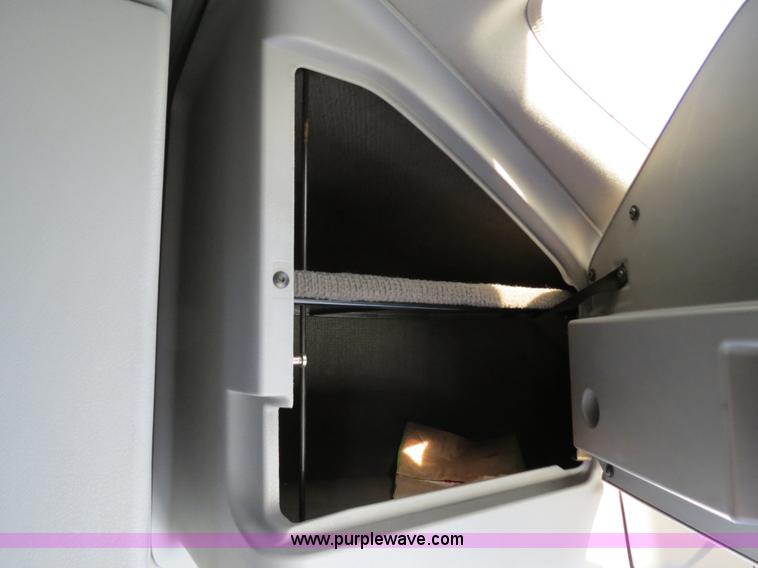 image for item B4564 2004 Volvo VNL semi truck