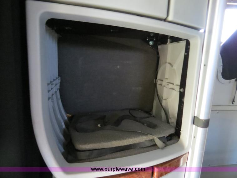 image for item B4564 2004 Volvo VNL semi truck