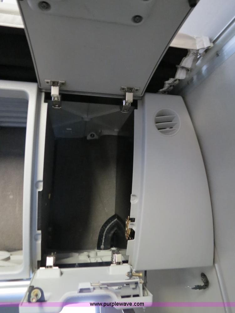 image for item B4564 2004 Volvo VNL semi truck