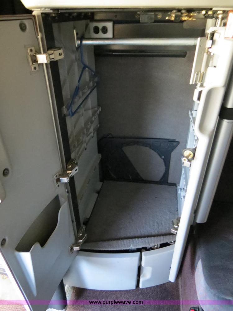 image for item B4564 2004 Volvo VNL semi truck