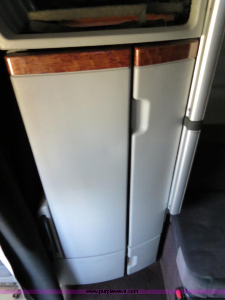 image for item B4564 2004 Volvo VNL semi truck