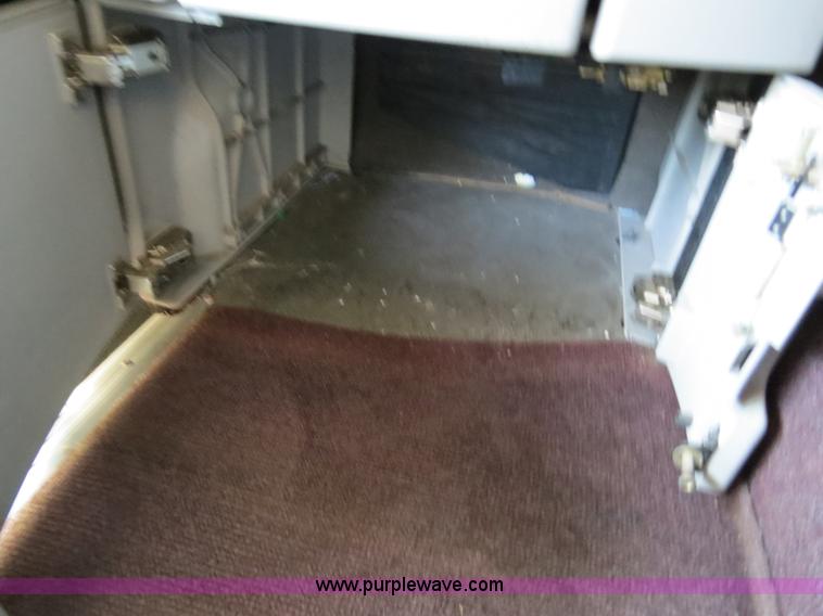 image for item B4564 2004 Volvo VNL semi truck