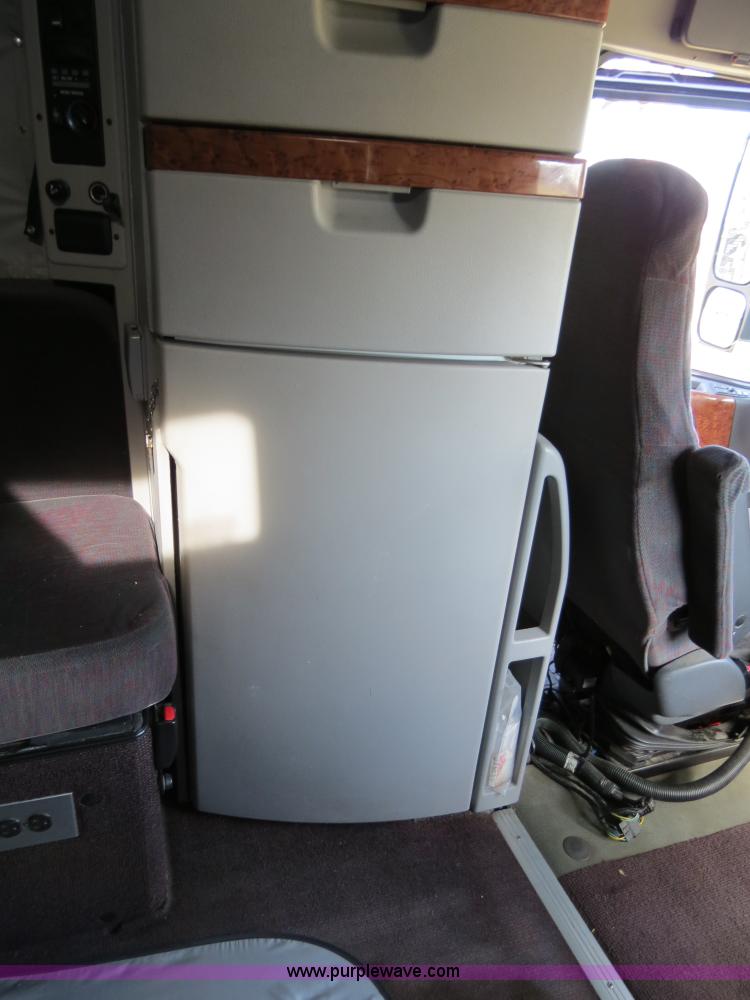 image for item B4564 2004 Volvo VNL semi truck