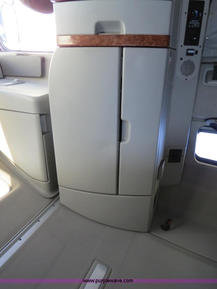 image for item B4564 2004 Volvo VNL semi truck