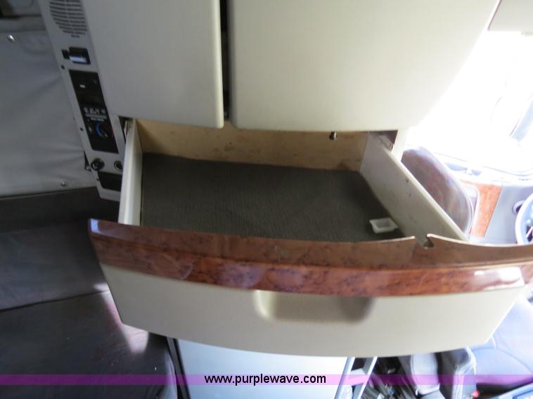 image for item B4564 2004 Volvo VNL semi truck