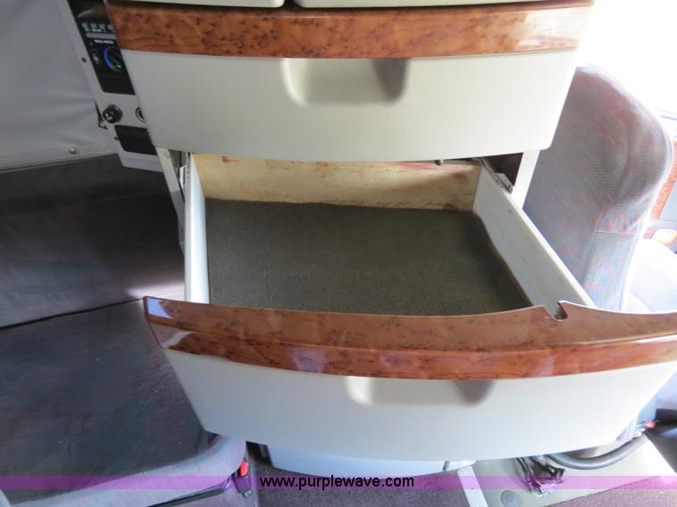 image for item B4564 2004 Volvo VNL semi truck