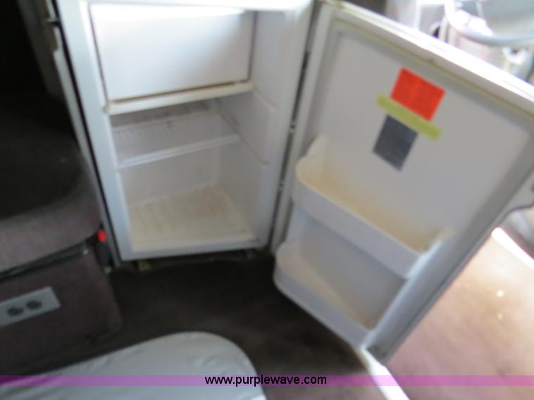 image for item B4564 2004 Volvo VNL semi truck