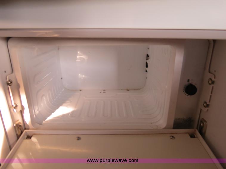 image for item B4564 2004 Volvo VNL semi truck