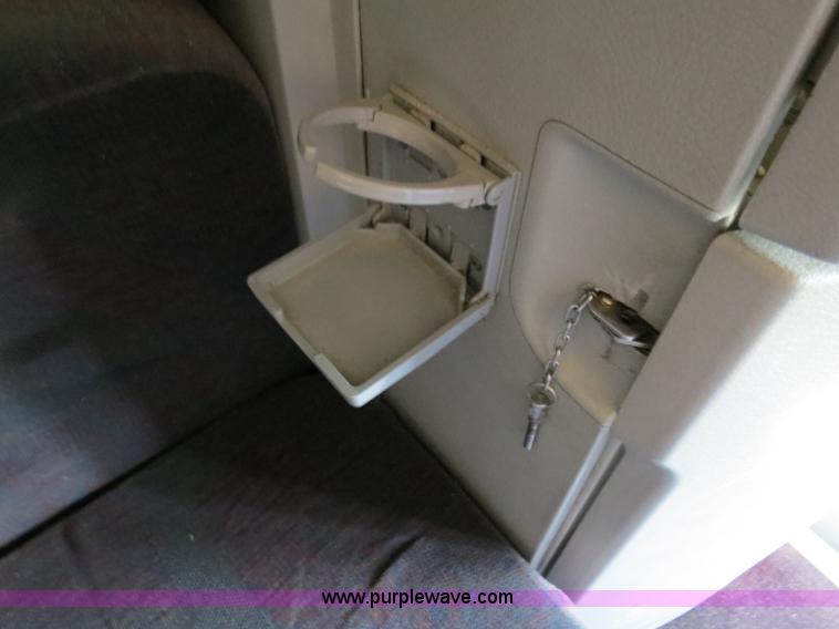 image for item B4564 2004 Volvo VNL semi truck