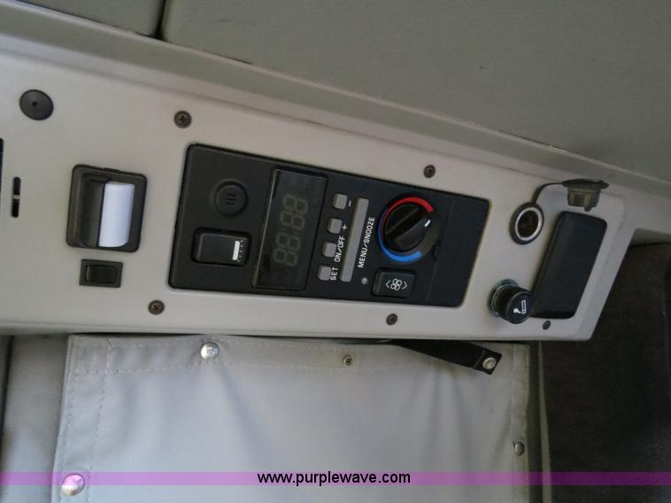 image for item B4564 2004 Volvo VNL semi truck