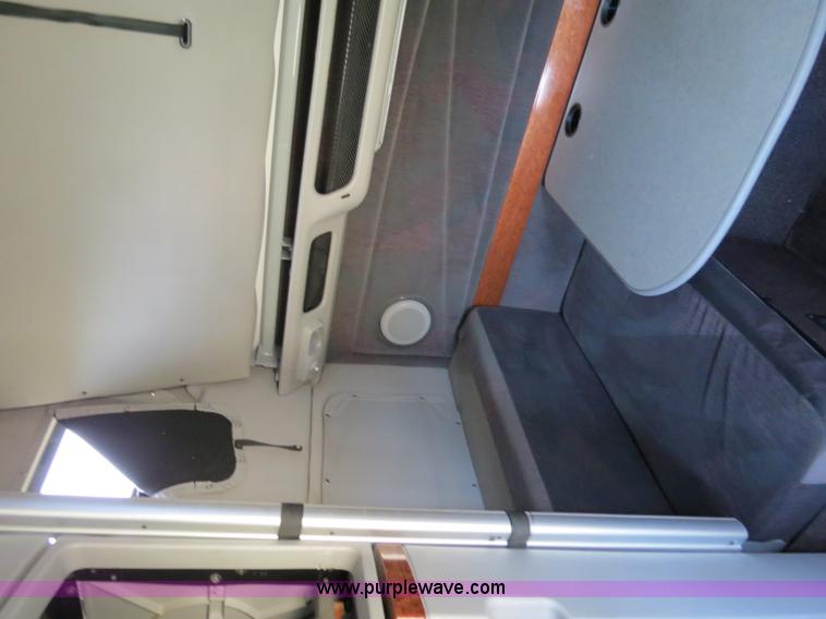 image for item B4564 2004 Volvo VNL semi truck