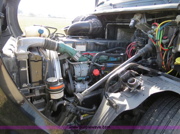 image for item B4564 2004 Volvo VNL semi truck