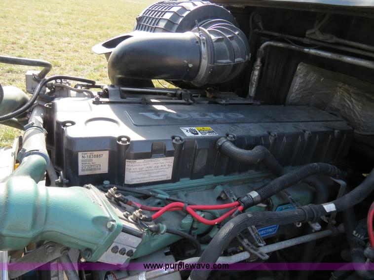 image for item B4564 2004 Volvo VNL semi truck