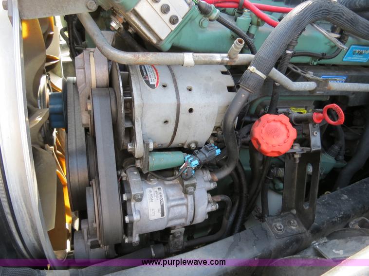 image for item B4564 2004 Volvo VNL semi truck