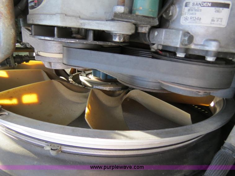 image for item B4564 2004 Volvo VNL semi truck