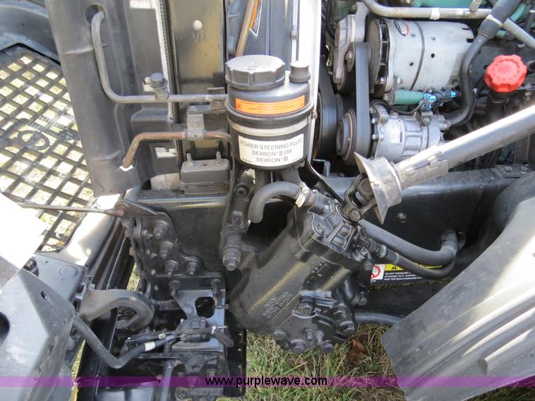 image for item B4564 2004 Volvo VNL semi truck