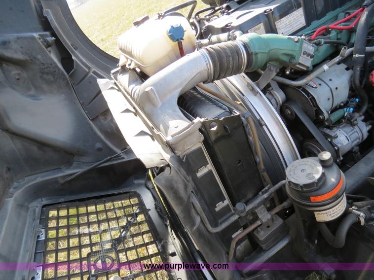 image for item B4564 2004 Volvo VNL semi truck