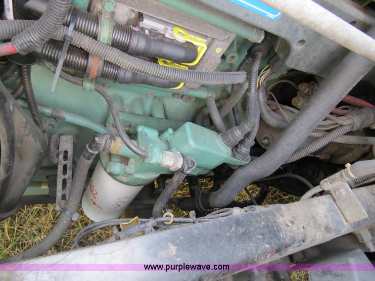 image for item B4564 2004 Volvo VNL semi truck