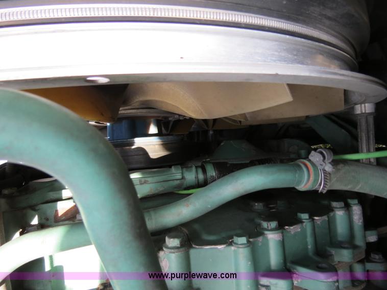 image for item B4564 2004 Volvo VNL semi truck