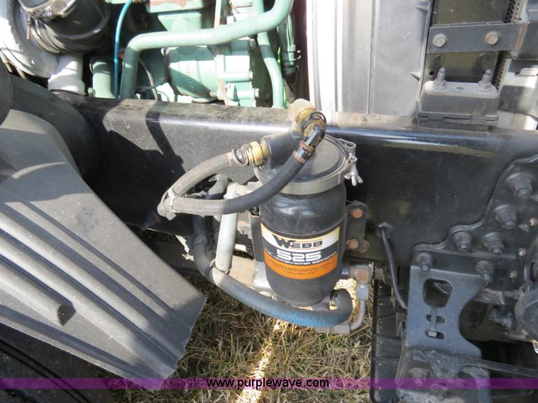 image for item B4564 2004 Volvo VNL semi truck