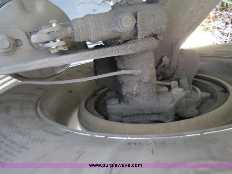 image for item B4564 2004 Volvo VNL semi truck