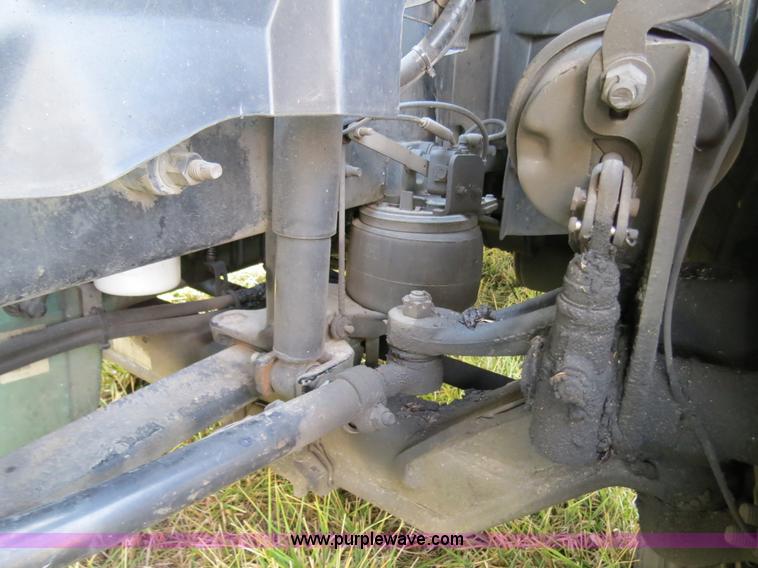 image for item B4564 2004 Volvo VNL semi truck