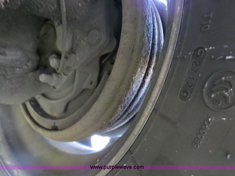 image for item B4564 2004 Volvo VNL semi truck