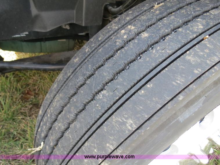 image for item B4564 2004 Volvo VNL semi truck