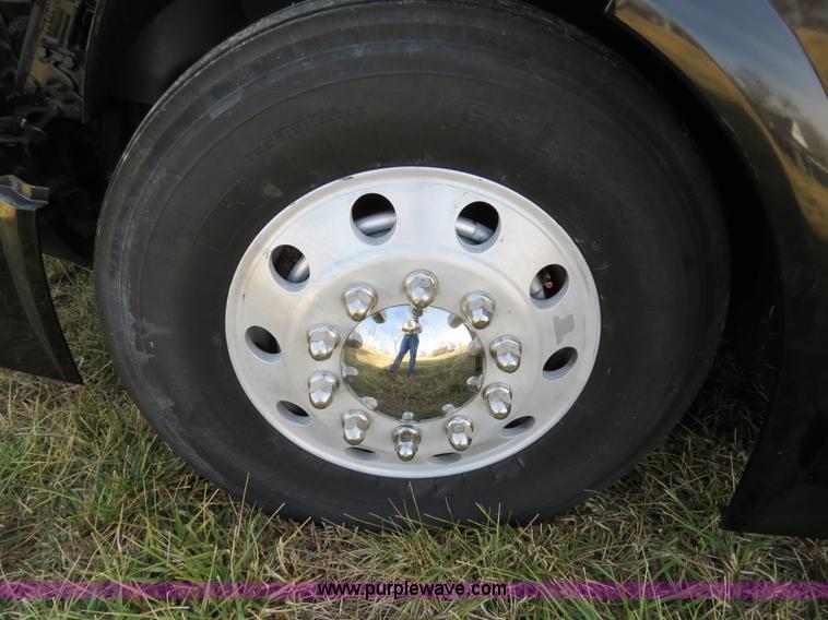 image for item B4564 2004 Volvo VNL semi truck