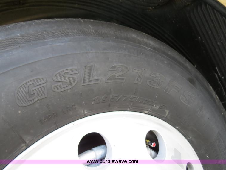 image for item B4564 2004 Volvo VNL semi truck