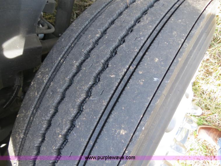 image for item B4564 2004 Volvo VNL semi truck