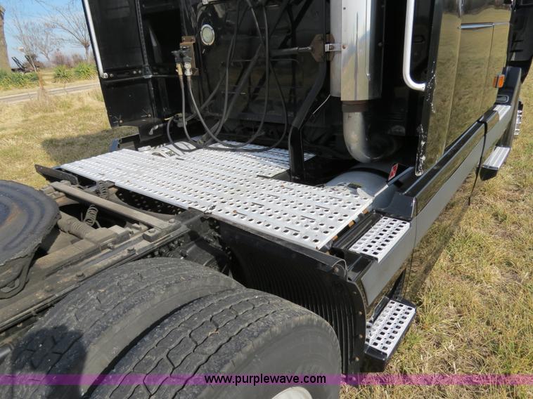 image for item B4564 2004 Volvo VNL semi truck