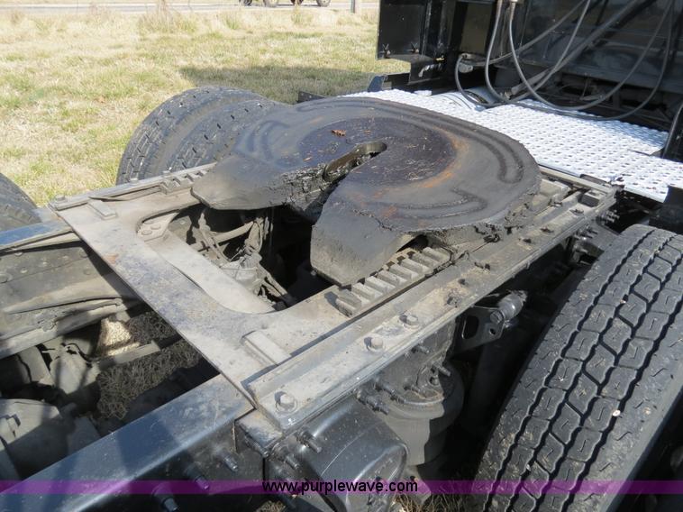 image for item B4564 2004 Volvo VNL semi truck