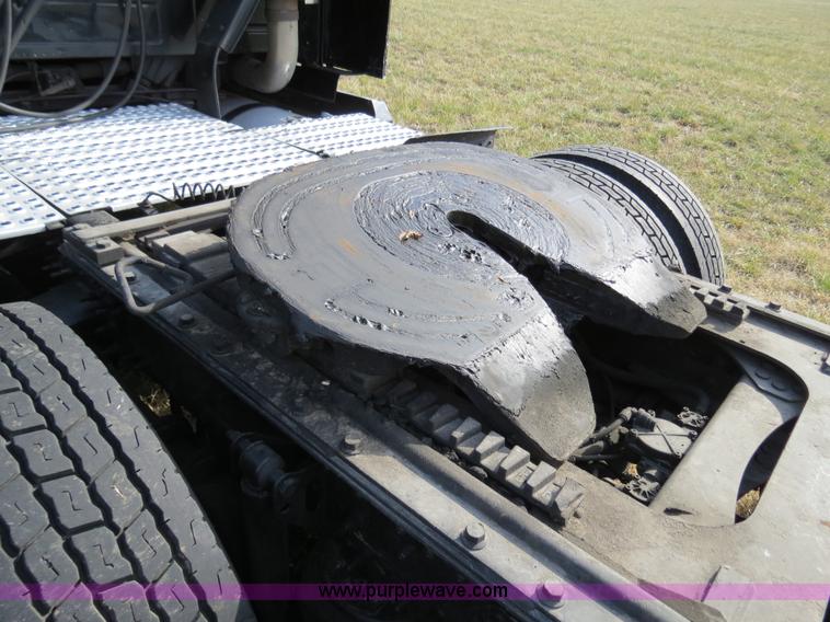 image for item B4564 2004 Volvo VNL semi truck