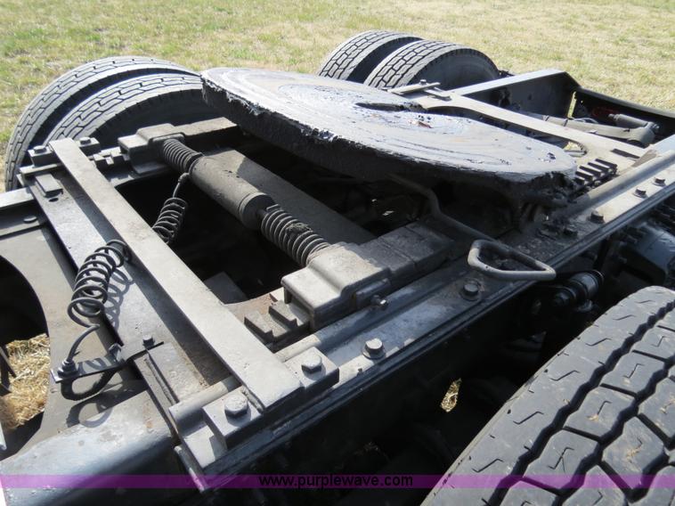 image for item B4564 2004 Volvo VNL semi truck