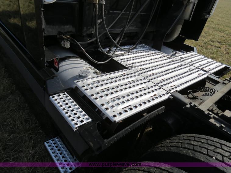 image for item B4564 2004 Volvo VNL semi truck