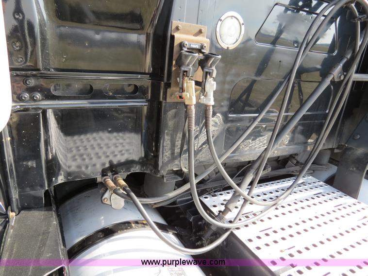 image for item B4564 2004 Volvo VNL semi truck